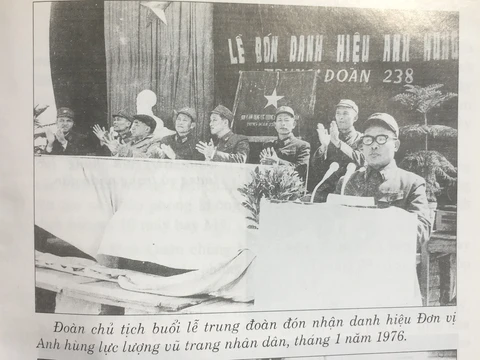 Hình ảnh trong buổi lễ Trung đoàn Tên lửa 238 đón nhận danh hiệu Anh hùng lực lượng vũ trang nhân dân tháng 1-1976 - Ảnh tư liệu Hình ảnh trong buổi lễ Trung đoàn Tên lửa 238 đón nhận danh hiệu Anh hùng lực lượng vũ trang nhân dân tháng 1-1976 - Ảnh tư liệu