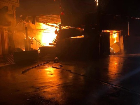 ‘Hang đá’ cao 20m bằng khung tre cháy rụi trước Giáng sinh - Ảnh 3. ‘Hang đá’ cao 20m bằng khung tre cháy rụi trước Giáng sinh - Ảnh 3.