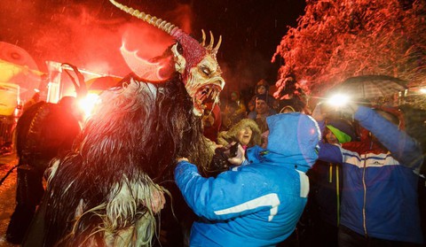Quái vật Krampus nổi không thua ông già Noel mùa Giáng sinh - Ảnh 2. Quái vật Krampus nổi không thua ông già Noel mùa Giáng sinh - Ảnh 2.