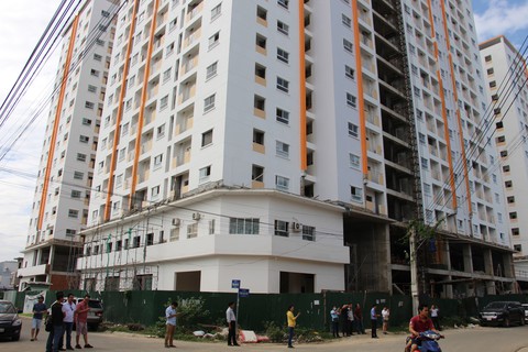 Hàng trăm người mua căn hộ xã hội lại vây Công ty Hoàng Quân - Ảnh 2. Hàng trăm người mua căn hộ xã hội lại vây Công ty Hoàng Quân - Ảnh 2.