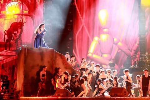 Bạn trẻ vỡ tung cảm xúc cùng live show Đông Nhi 10 năm ca hát - Ảnh 4. Bạn trẻ vỡ tung cảm xúc cùng live show Đông Nhi 10 năm ca hát - Ảnh 4.