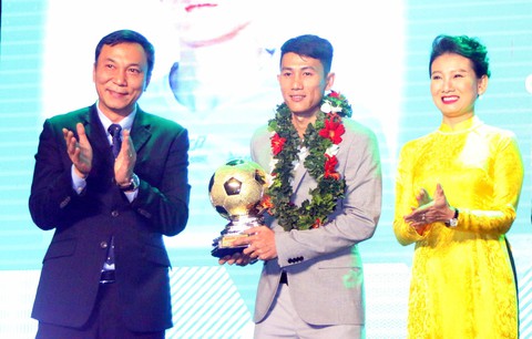 Quang Hải giành Quả bóng vàng Việt Nam 2018 - Ảnh 7. Quang Hải giành Quả bóng vàng Việt Nam 2018 - Ảnh 7.