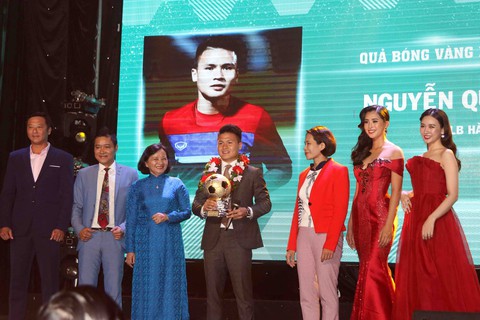 Quang Hải giành Quả bóng vàng Việt Nam 2018 - Ảnh 3. Quang Hải giành Quả bóng vàng Việt Nam 2018 - Ảnh 3.
