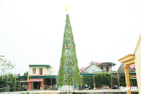Độc đáo cây thông Noel ‘khủng’ làm từ 8.000 giỏ hành - Ảnh 1. Độc đáo cây thông Noel ‘khủng’ làm từ 8.000 giỏ hành - Ảnh 1.