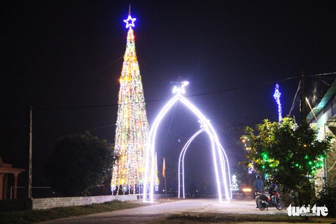 Độc đáo cây thông Noel ‘khủng’ làm từ 8.000 giỏ hành - Ảnh 9. Độc đáo cây thông Noel ‘khủng’ làm từ 8.000 giỏ hành - Ảnh 9.