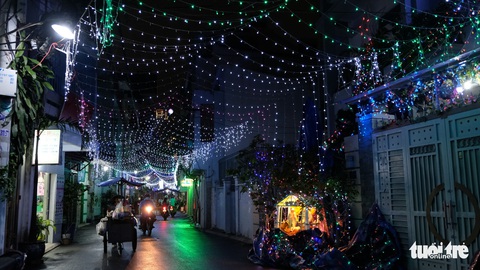 Hẻm xóm đạo màu thời gian bỗng bừng lên rực rỡ mùa Noel - Ảnh 1. Hẻm xóm đạo màu thời gian bỗng bừng lên rực rỡ mùa Noel - Ảnh 1.