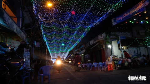 Hẻm xóm đạo màu thời gian bỗng bừng lên rực rỡ mùa Noel - Ảnh 8. Hẻm xóm đạo màu thời gian bỗng bừng lên rực rỡ mùa Noel - Ảnh 8.