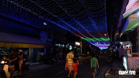 Hẻm xóm đạo màu thời gian bỗng bừng lên rực rỡ mùa Noel - Ảnh 4. Hẻm xóm đạo màu thời gian bỗng bừng lên rực rỡ mùa Noel - Ảnh 4.