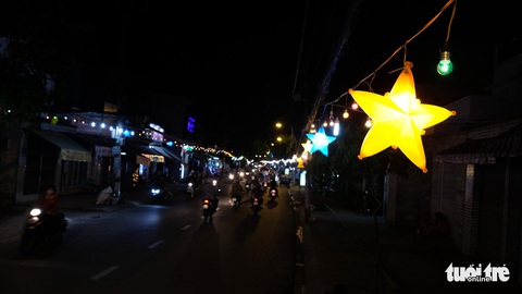 Hẻm xóm đạo màu thời gian bỗng bừng lên rực rỡ mùa Noel - Ảnh 9. Hẻm xóm đạo màu thời gian bỗng bừng lên rực rỡ mùa Noel - Ảnh 9.