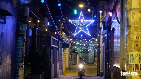 Hẻm xóm đạo màu thời gian bỗng bừng lên rực rỡ mùa Noel - Ảnh 16. Hẻm xóm đạo màu thời gian bỗng bừng lên rực rỡ mùa Noel - Ảnh 16.