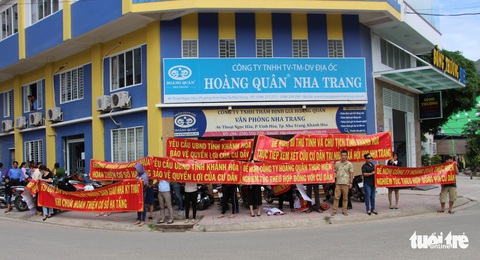 Hàng trăm người mua căn hộ xã hội lại vây Công ty Hoàng Quân - Ảnh 1. Hàng trăm người mua căn hộ xã hội lại vây Công ty Hoàng Quân - Ảnh 1.