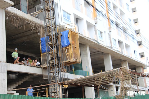 Hàng trăm người mua căn hộ xã hội lại vây Công ty Hoàng Quân - Ảnh 3. Hàng trăm người mua căn hộ xã hội lại vây Công ty Hoàng Quân - Ảnh 3.