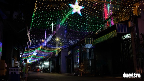 Hẻm xóm đạo màu thời gian bỗng bừng lên rực rỡ mùa Noel - Ảnh 10. Hẻm xóm đạo màu thời gian bỗng bừng lên rực rỡ mùa Noel - Ảnh 10.