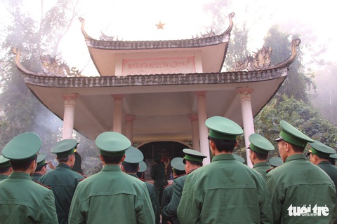 Chiến sĩ biên phòng Mường Lạn dâng hương tưởng nhớ anh hùng liệt sĩ - Ảnh 2. Chiến sĩ biên phòng Mường Lạn dâng hương tưởng nhớ anh hùng liệt sĩ - Ảnh 2.