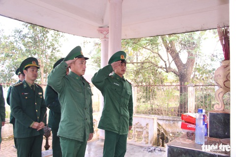 Chiến sĩ biên phòng Mường Lạn dâng hương tưởng nhớ anh hùng liệt sĩ - Ảnh 1. Chiến sĩ biên phòng Mường Lạn dâng hương tưởng nhớ anh hùng liệt sĩ - Ảnh 1.