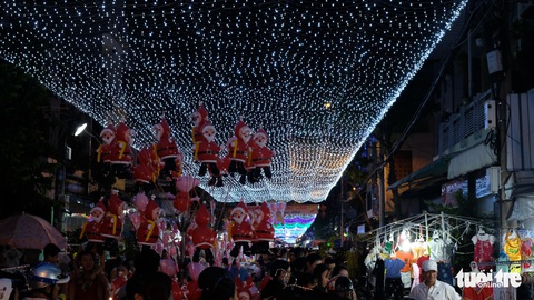Hẻm xóm đạo màu thời gian bỗng bừng lên rực rỡ mùa Noel - Ảnh 14. Hẻm xóm đạo màu thời gian bỗng bừng lên rực rỡ mùa Noel - Ảnh 14.
