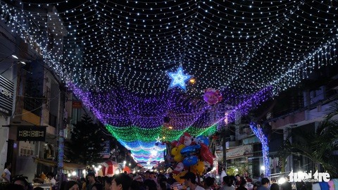 Hẻm xóm đạo màu thời gian bỗng bừng lên rực rỡ mùa Noel - Ảnh 15. Hẻm xóm đạo màu thời gian bỗng bừng lên rực rỡ mùa Noel - Ảnh 15.