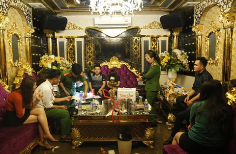 Cô giáo tiểu học là người đưa ma túy vào quán karaoke sử dụng - Ảnh 1. Cô giáo tiểu học là người đưa ma túy vào quán karaoke sử dụng - Ảnh 1.