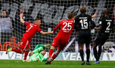 Ribery lập cú đúp giúp Bayern Munich vươn lên thứ 2 - Ảnh 3. Ribery lập cú đúp giúp Bayern Munich vươn lên thứ 2 - Ảnh 3.