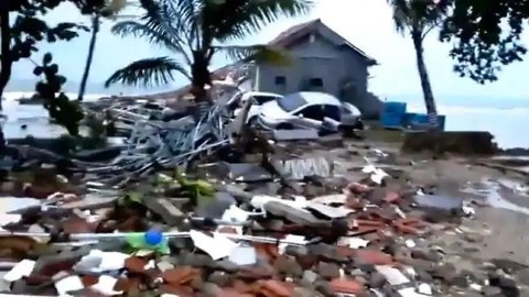Sóng thần do núi lửa phun ở Indonesia, 62 người thiệt mạng - Ảnh 4. Sóng thần do núi lửa phun ở Indonesia, 62 người thiệt mạng - Ảnh 4.