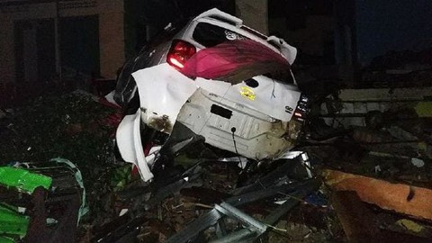 Sóng thần do núi lửa phun ở Indonesia, 62 người thiệt mạng - Ảnh 6. Sóng thần do núi lửa phun ở Indonesia, 62 người thiệt mạng - Ảnh 6.