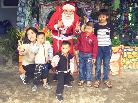 Những ông già Noel sinh viên gây quỹ từ thiện - Ảnh 1. Những ông già Noel sinh viên gây quỹ từ thiện - Ảnh 1.