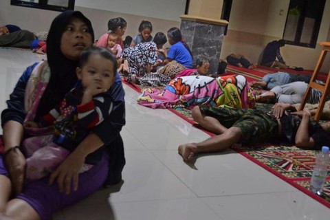 Sóng thần do núi lửa phun ở Indonesia, 62 người thiệt mạng - Ảnh 5. Sóng thần do núi lửa phun ở Indonesia, 62 người thiệt mạng - Ảnh 5.