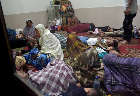 Sóng thần do núi lửa phun ở Indonesia, 62 người thiệt mạng - Ảnh 12. Sóng thần do núi lửa phun ở Indonesia, 62 người thiệt mạng - Ảnh 12.