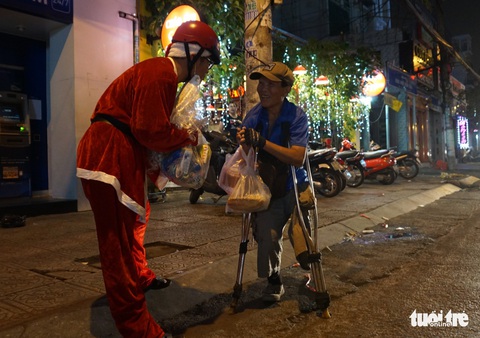 Nhóm bạn trẻ cuối tuần đi trao quà thiện nguyện - Ảnh 3. Nhóm bạn trẻ cuối tuần đi trao quà thiện nguyện - Ảnh 3.
