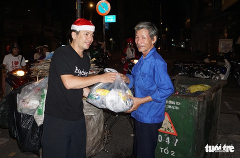 Nhóm bạn trẻ cuối tuần đi trao quà thiện nguyện - Ảnh 4. Nhóm bạn trẻ cuối tuần đi trao quà thiện nguyện - Ảnh 4.