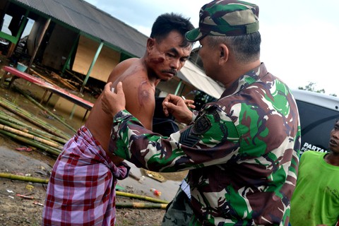 Sóng thần do núi lửa phun ở Indonesia, 62 người thiệt mạng - Ảnh 8. Sóng thần do núi lửa phun ở Indonesia, 62 người thiệt mạng - Ảnh 8.