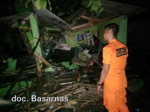 222 người chết vì sóng thần tại Indonesia, 843 người bị thương - Ảnh 4. 222 người chết vì sóng thần tại Indonesia, 843 người bị thương - Ảnh 4.