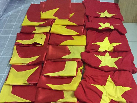 Bạn trẻ góp hơn 300 lá cờ gửi ngư dân hải đảo sau bão AFF Cup - Ảnh 3. Bạn trẻ góp hơn 300 lá cờ gửi ngư dân hải đảo sau bão AFF Cup - Ảnh 3.
