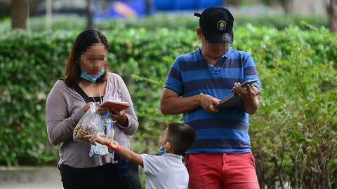 Mẹ bỏ điện thoại xuống và ôm con đi - Ảnh 1. Mẹ bỏ điện thoại xuống và ôm con đi - Ảnh 1.