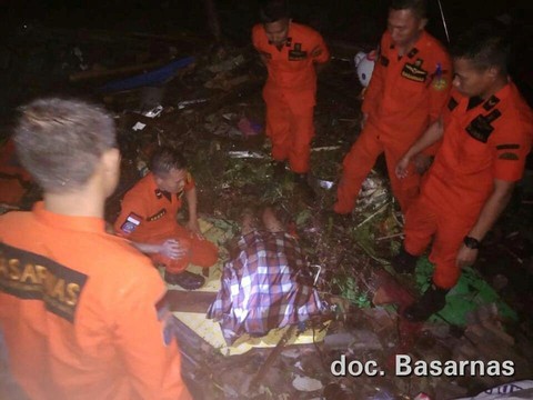 222 người chết vì sóng thần tại Indonesia, 843 người bị thương - Ảnh 3. 222 người chết vì sóng thần tại Indonesia, 843 người bị thương - Ảnh 3.