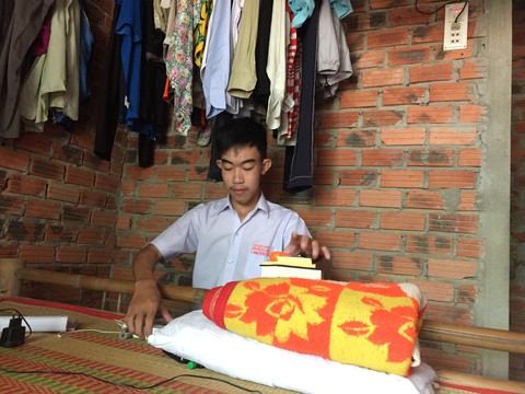 Nhiều phần thưởng tuyên dương cậu học trò nghèo trả lại 50 triệu đồng - Ảnh 2. Nhiều phần thưởng tuyên dương cậu học trò nghèo trả lại 50 triệu đồng - Ảnh 2.