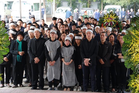 Lễ tang NSND Anh Tú: Người ra đi để lại nỗi tiếc thương - Ảnh 4. Lễ tang NSND Anh Tú: Người ra đi để lại nỗi tiếc thương - Ảnh 4.