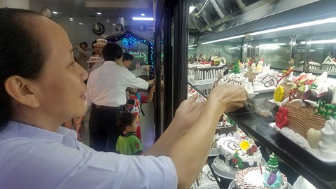 Bánh kem, hoa tươi Noel cháy hàng - Ảnh 1. Bánh kem, hoa tươi Noel cháy hàng - Ảnh 1.