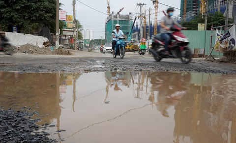TP.HCM, bao giờ không còn chuyện đào đường nham nhở? - Ảnh 4. TP.HCM, bao giờ không còn chuyện đào đường nham nhở? - Ảnh 4.