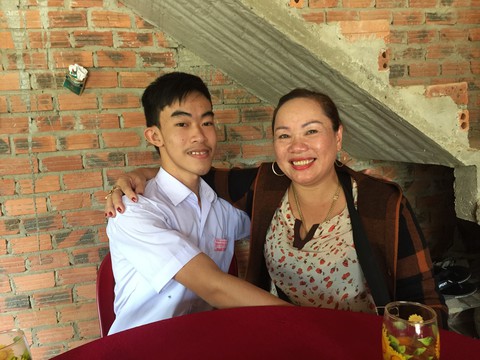 Nhiều phần thưởng tuyên dương cậu học trò nghèo trả lại 50 triệu đồng - Ảnh 3. Nhiều phần thưởng tuyên dương cậu học trò nghèo trả lại 50 triệu đồng - Ảnh 3.