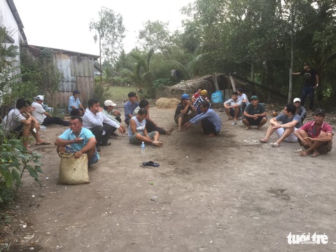 Triệt phá trường gà lớn tại Tiền Giang, thu giữ trên 130 triệu - Ảnh 1. Triệt phá trường gà lớn tại Tiền Giang, thu giữ trên 130 triệu - Ảnh 1.