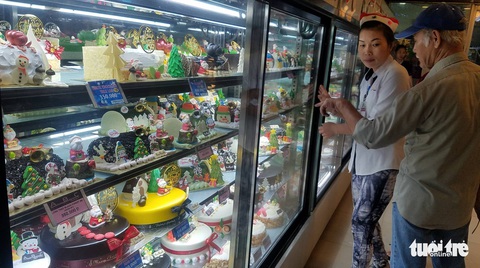Các cửa hàng sôi động, bánh kem chủ đề Giáng sinh hốt bạc - Ảnh 1. Các cửa hàng sôi động, bánh kem chủ đề Giáng sinh hốt bạc - Ảnh 1.