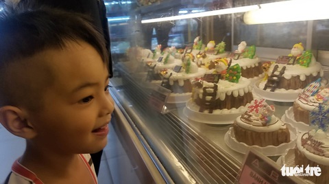 Các cửa hàng sôi động, bánh kem chủ đề Giáng sinh hốt bạc - Ảnh 5. Các cửa hàng sôi động, bánh kem chủ đề Giáng sinh hốt bạc - Ảnh 5.