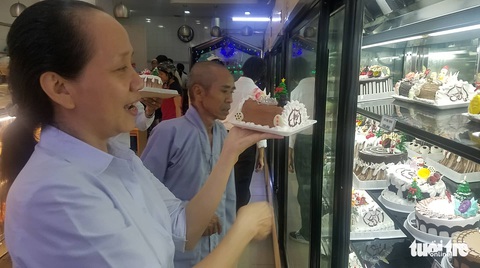 Các cửa hàng sôi động, bánh kem chủ đề Giáng sinh hốt bạc - Ảnh 2. Các cửa hàng sôi động, bánh kem chủ đề Giáng sinh hốt bạc - Ảnh 2.