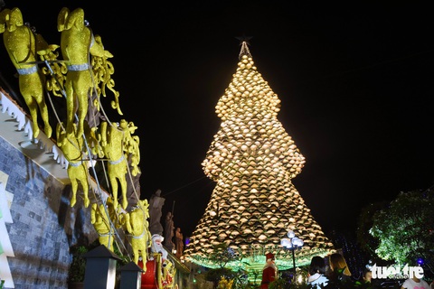Hang động dài 200m, cây thông Noel làm từ 1.200 nón lá - Ảnh 1. Hang động dài 200m, cây thông Noel làm từ 1.200 nón lá - Ảnh 1.