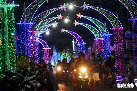 Hang động dài 200m, cây thông Noel làm từ 1.200 nón lá - Ảnh 5. Hang động dài 200m, cây thông Noel làm từ 1.200 nón lá - Ảnh 5.