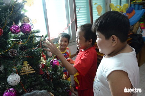 Các bệnh nhi hò hét chào đón ông già Noel vác quà đến tận phòng - Ảnh 3. Các bệnh nhi hò hét chào đón ông già Noel vác quà đến tận phòng - Ảnh 3.