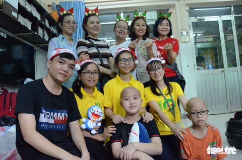 Các bệnh nhi hò hét chào đón ông già Noel vác quà đến tận phòng - Ảnh 6. Các bệnh nhi hò hét chào đón ông già Noel vác quà đến tận phòng - Ảnh 6.