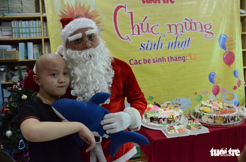 Các bệnh nhi hò hét chào đón ông già Noel vác quà đến tận phòng - Ảnh 7. Các bệnh nhi hò hét chào đón ông già Noel vác quà đến tận phòng - Ảnh 7.