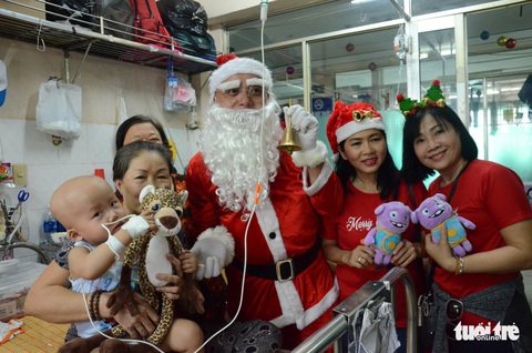Các bệnh nhi hò hét chào đón ông già Noel vác quà đến tận phòng - Ảnh 2. Các bệnh nhi hò hét chào đón ông già Noel vác quà đến tận phòng - Ảnh 2.
